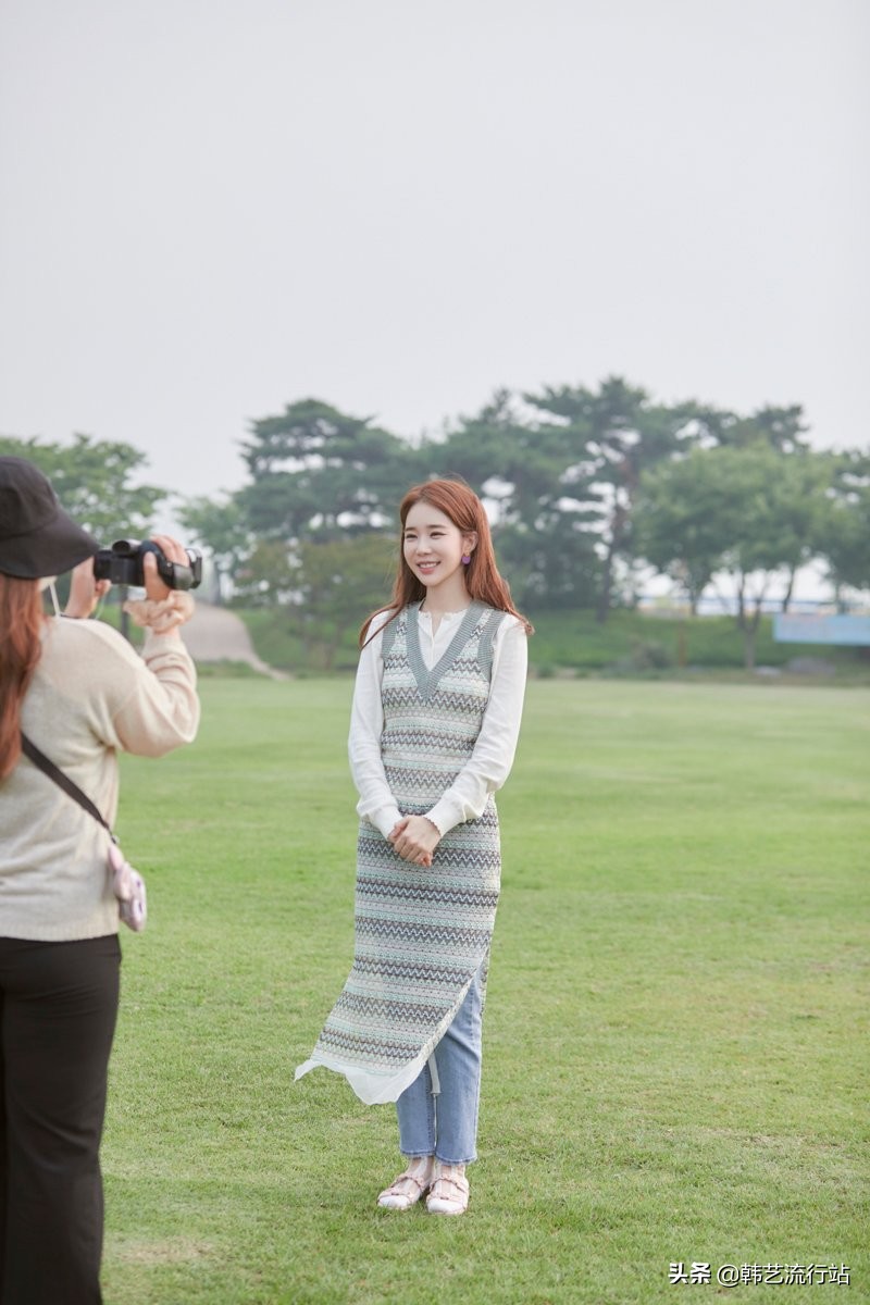 先睹为快：2021春季韩版针织衫新款在明星和模特中流行出现