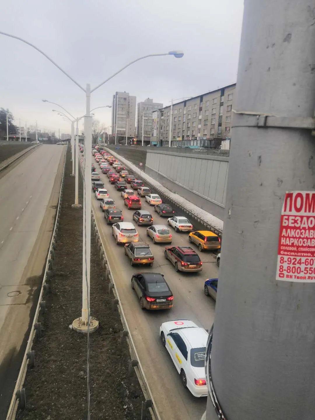 只有一张单人床的屋子,单人房两个单人床