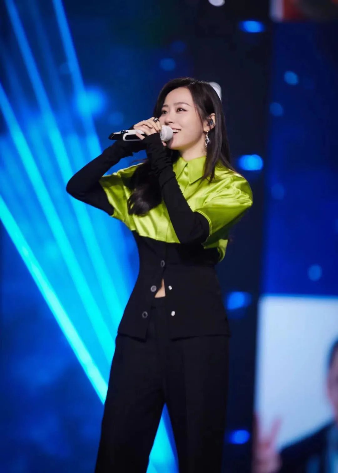 张靓颖张杰唱情歌,张杰张靓颖为家乡打call