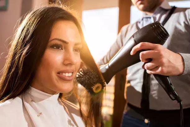 吹风机抚平头发毛躁不伤头发,头发毛糙跟吹风机有关系