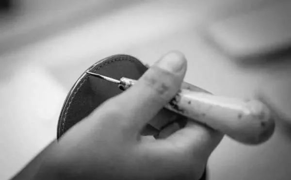 10款永不过时的包包 (十款必备经典包包)