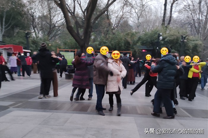 中老年人跳交谊舞的裙子,中老年人交谊舞表演