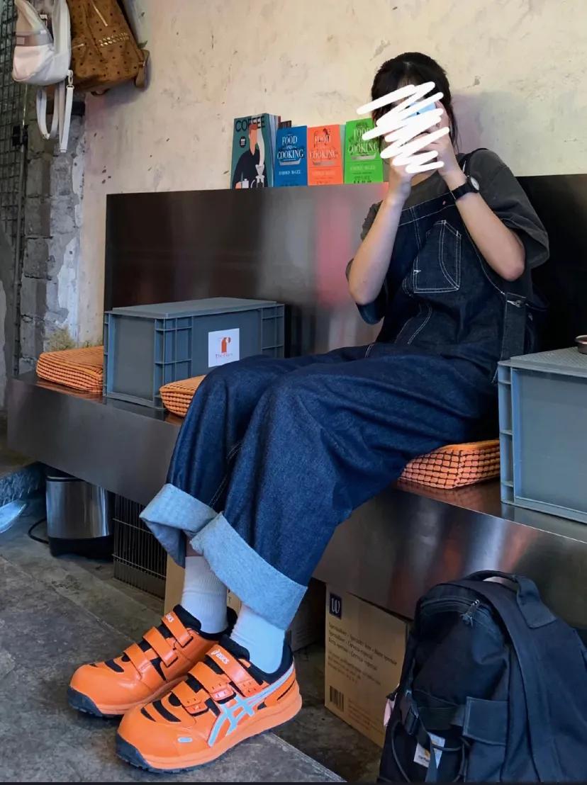 为什么韩国人总能把丑鞋穿成爆款，拍照技巧发色妆容，配饰少不了