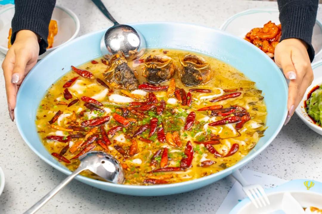 女生同行4.9折开吃！这家“网蓝”酸菜鱼店太“偏心”
