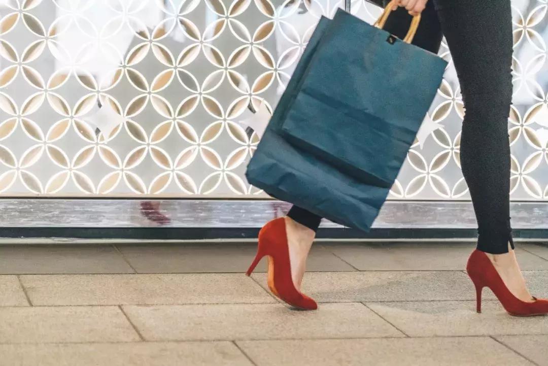 “深圳，女，26岁，月薪7k，负债7W”：假精致，榨干了多少年轻人