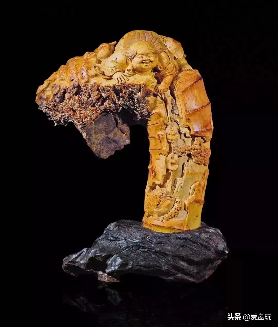 山上挖了块竹根，他砍了砍，竟能盘出通透的枣红色！