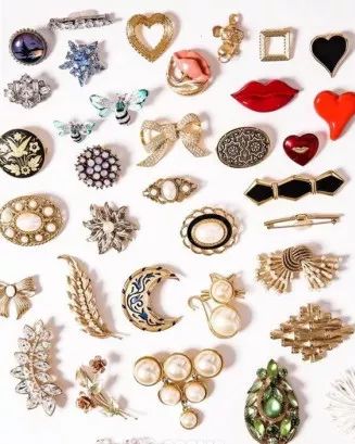 冬季胸针怎么戴,胸针百搭用法图解图片大全