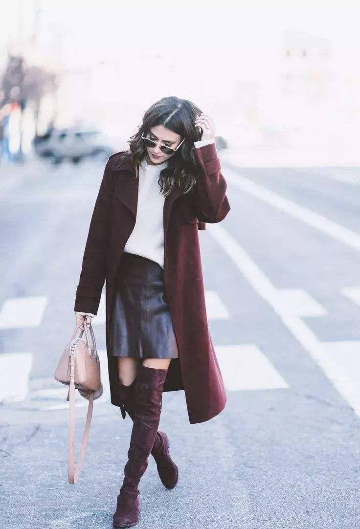 秋冬别总穿裤子了,今年流行“大衣+皮裙”,时髦显贵还很保暖