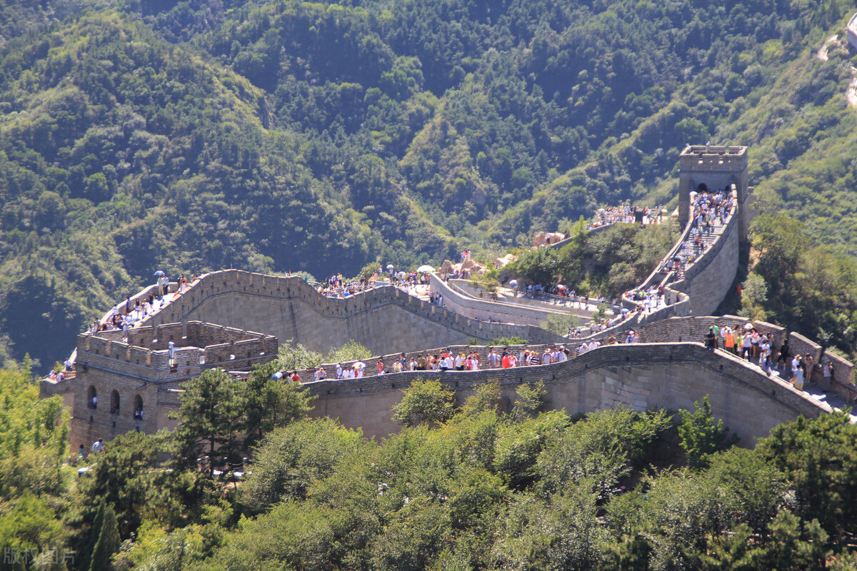 站在长城上的感受100字,站在长城上眺望