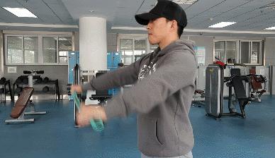 经常抬手工作,增加肩袖肌群稳定的训练