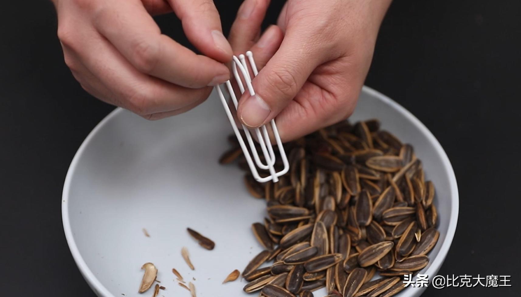 快速剥瓜子皮方便方法,用夹子剥瓜子小妙招