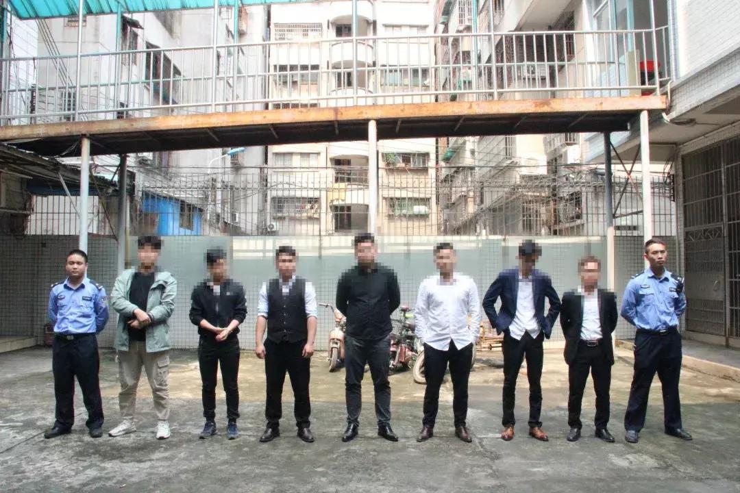 港版大片佛山演？高明十几名西装壮汉对峙，马上就要飙血开片！阿sir来了...