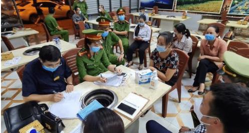 女子在烧烤店吃出虫子发到网上,女子烧烤店吃出虫子