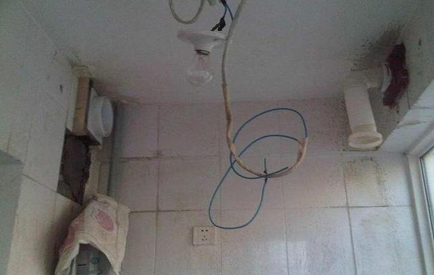 别家做饭有油烟倒灌进自家厨房,老房子油烟管道漏烟怎么办