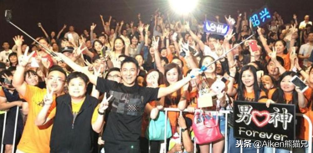 刘德华能红几十年他是怎么做到的,为啥刘德华这么受欢迎