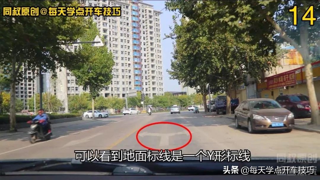 丁字路口直行为黄灯怎样通过,十字路口右转黄灯一直闪可以通过
