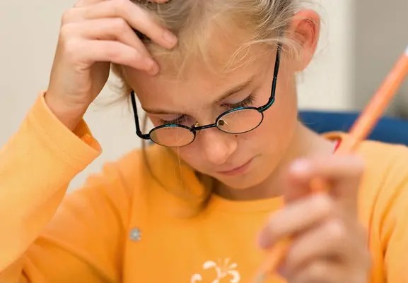 孩子左撇子要不要纠正？不当方式会带来伤害，左撇子的优势明显