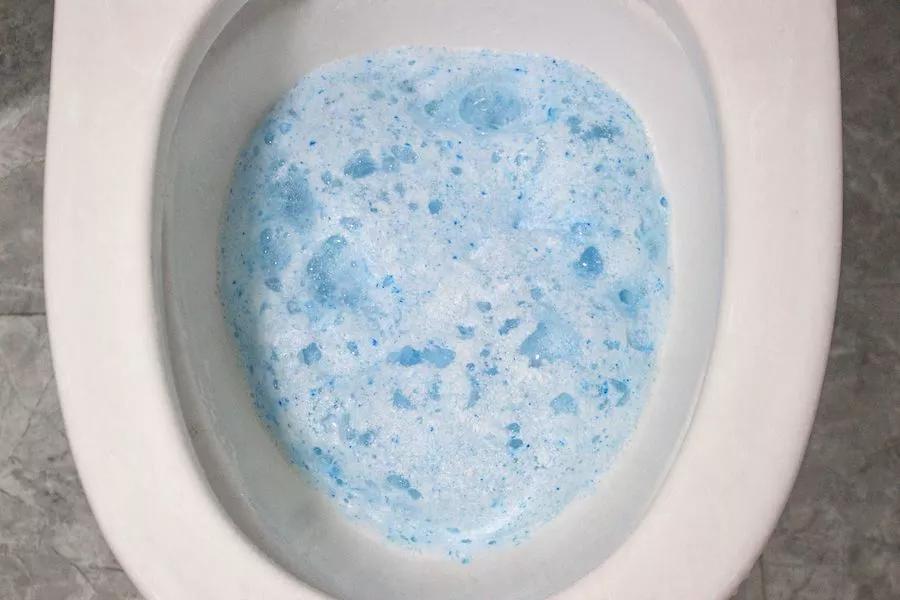 马桶黄污渍怎么去除妙招,马桶污垢发黄怎么去除