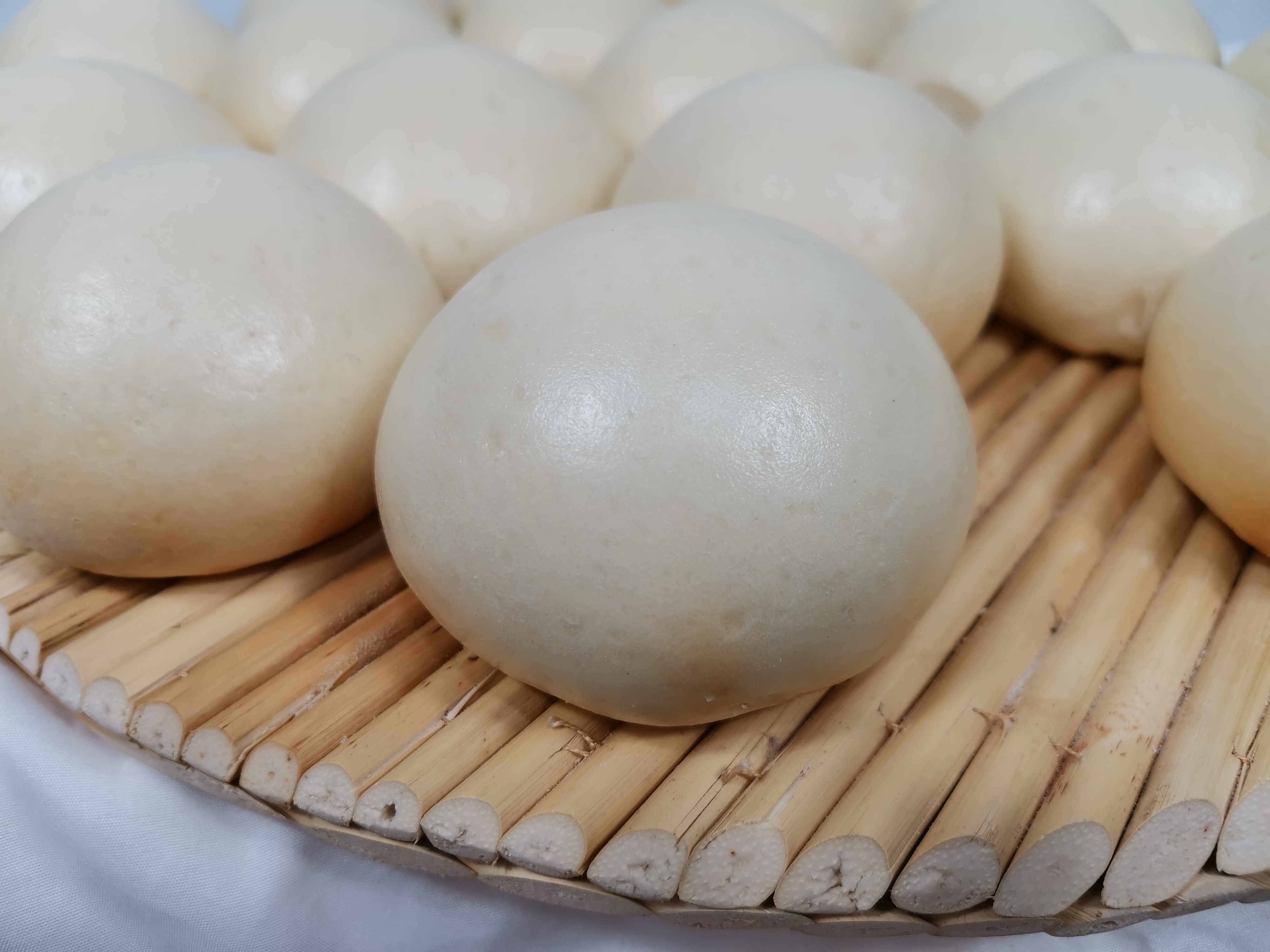 怎样蒸老面馒头才好吃,正宗老面馒头怎么做才松软蓬松