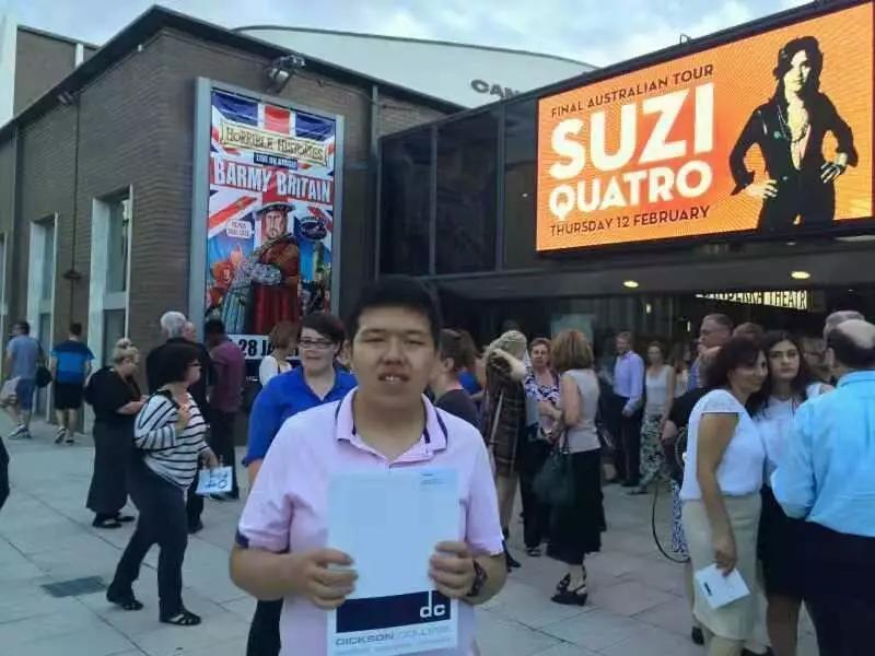 很难吗?25岁自闭症男生成为办公室白领后,妈妈有话说