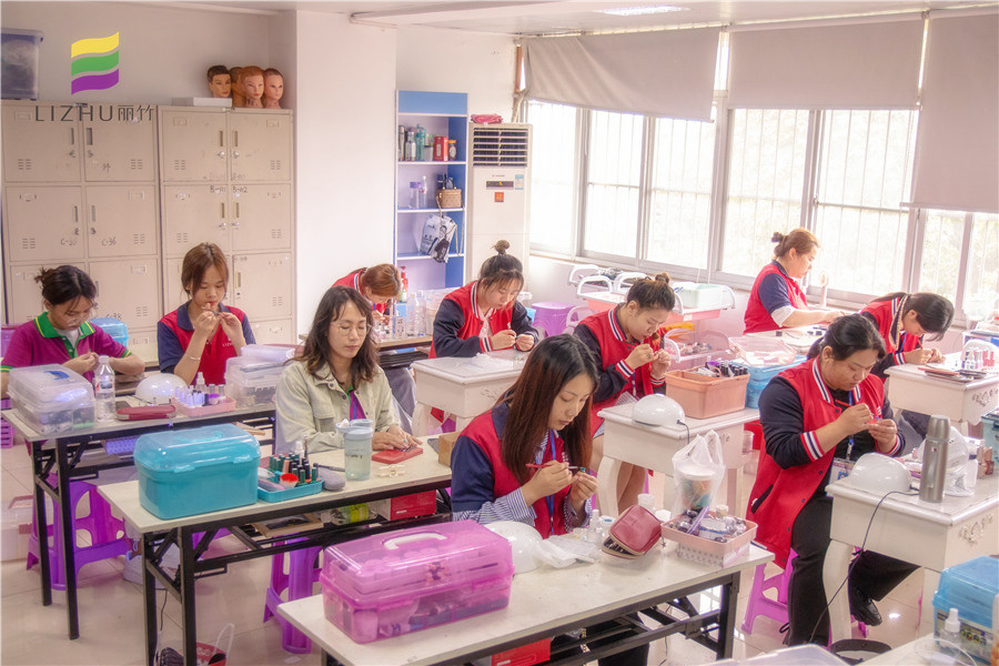 南宁零基础美甲培训学校哪个好,南宁学美甲学费是多少呢