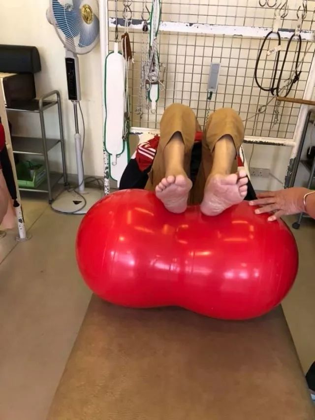 70岁老人椎间盘突出压迫神经脚痛,80多岁老人腰椎压迫腿疼不能走路