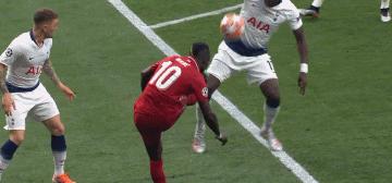 足球下意识手球动作分析,足球的手球规则与最新规则