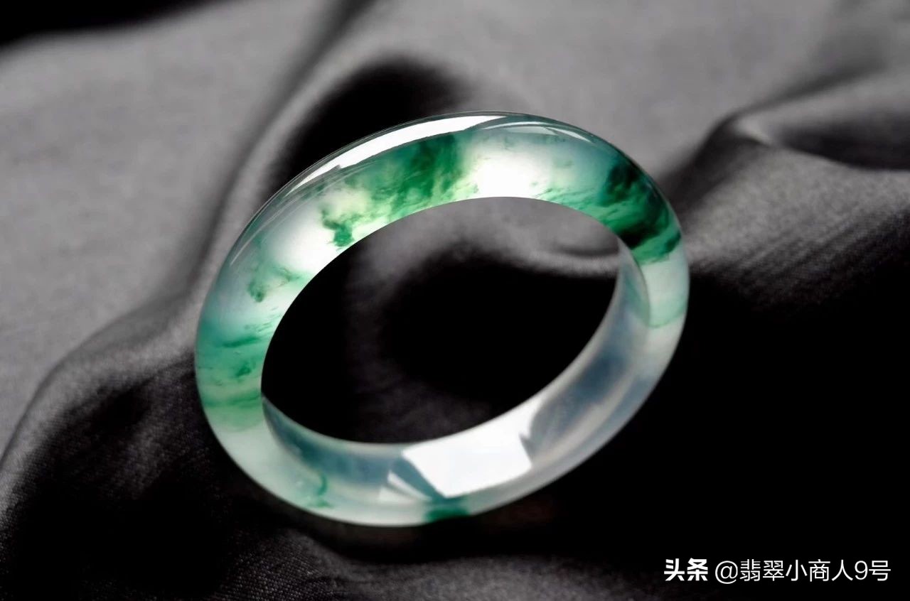 翡翠苍蝇翅原石表现,翡翠的苍蝇翅是啥样的啊