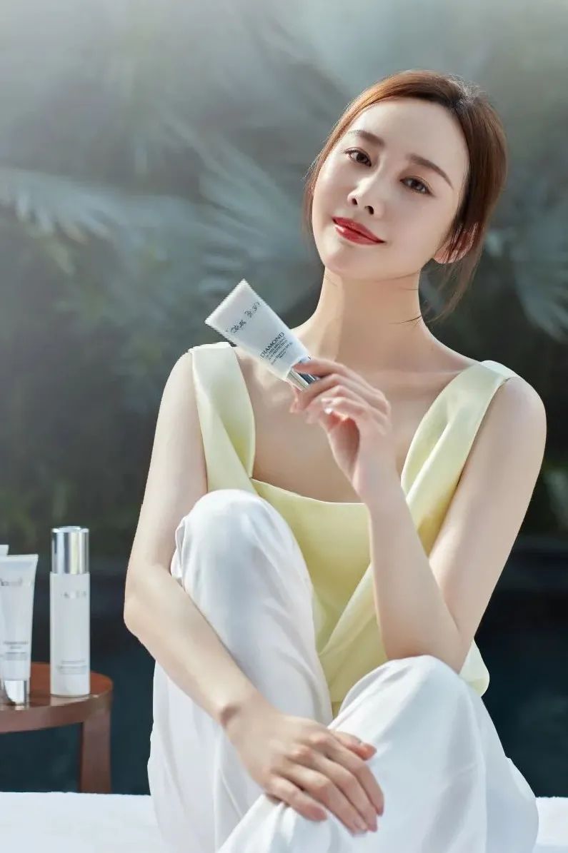 正确的护肤养出瓷光肌,透亮瓷肌精华水