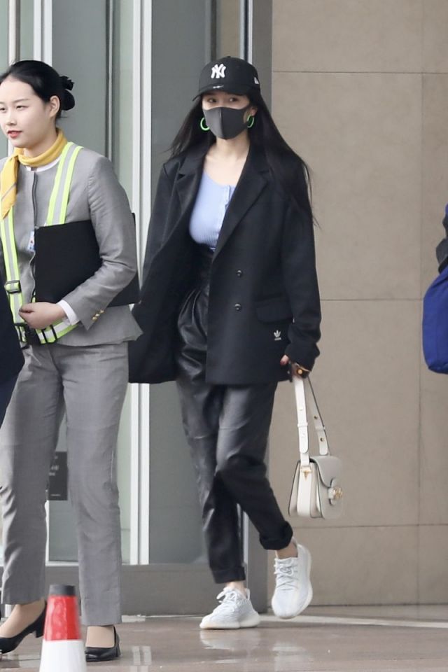 杨幂衣品真出众穿西装知性干练,杨幂黑色西装甜酷穿搭