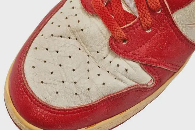 乔丹18年前的照片,乔丹亲穿签名鞋拍出56万美元