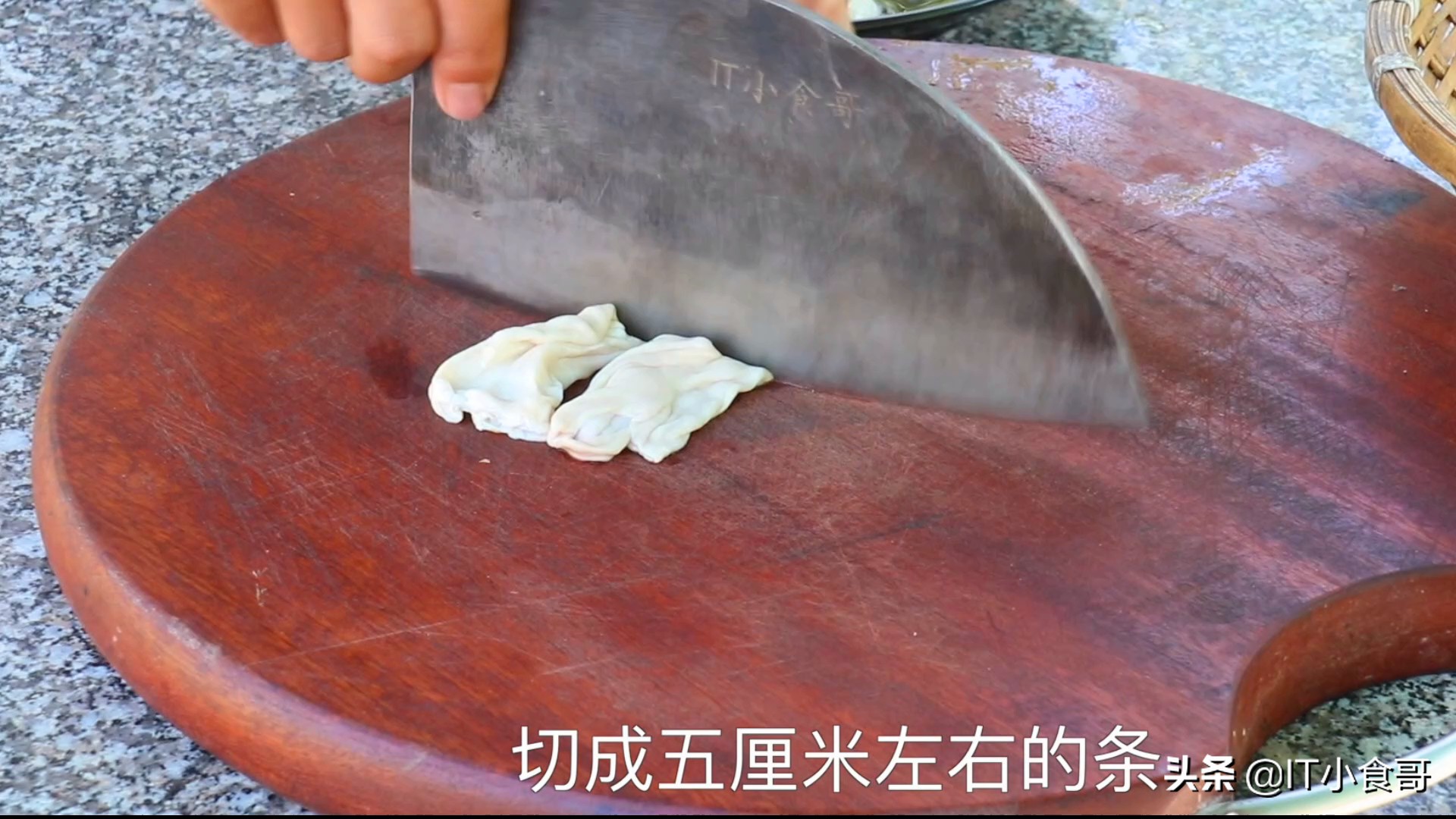 独具特色的烤肥肠，香味醇厚，嚼劲十足，越吃越觉得好吃