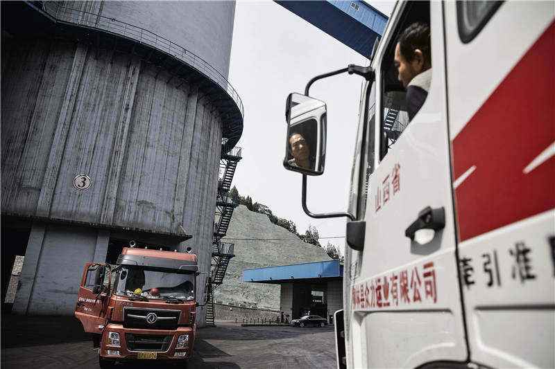 从煤炭价格“*轨双**制”结束后的一夜暴富，到“煤改”后的变故，山西煤运货车司机见证了足够戏剧性的一幕幕