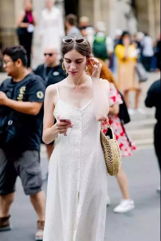 洋气上档次吊带裙秋冬内搭,今年最火的吊带裙内搭