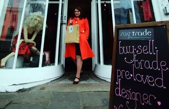 中国人只会跟风买名牌？80后女孩用旧衣改造成潮牌，燃炸上海滩