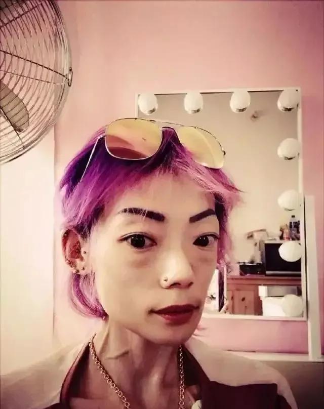 嫩模伍智恒：嫁入豪门，5年瘦成44斤，丈夫再娶很恩爱，她呢？