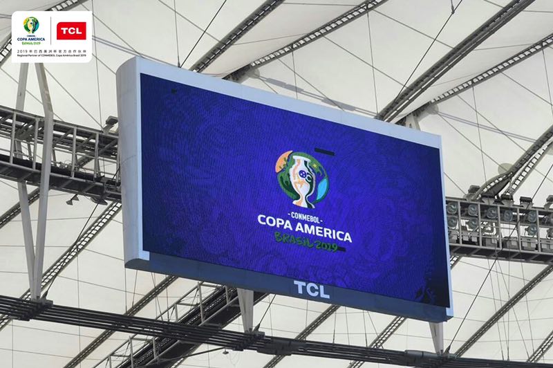 别老盯着各路球星，TCL把美洲杯足球赛的激情带到了机场