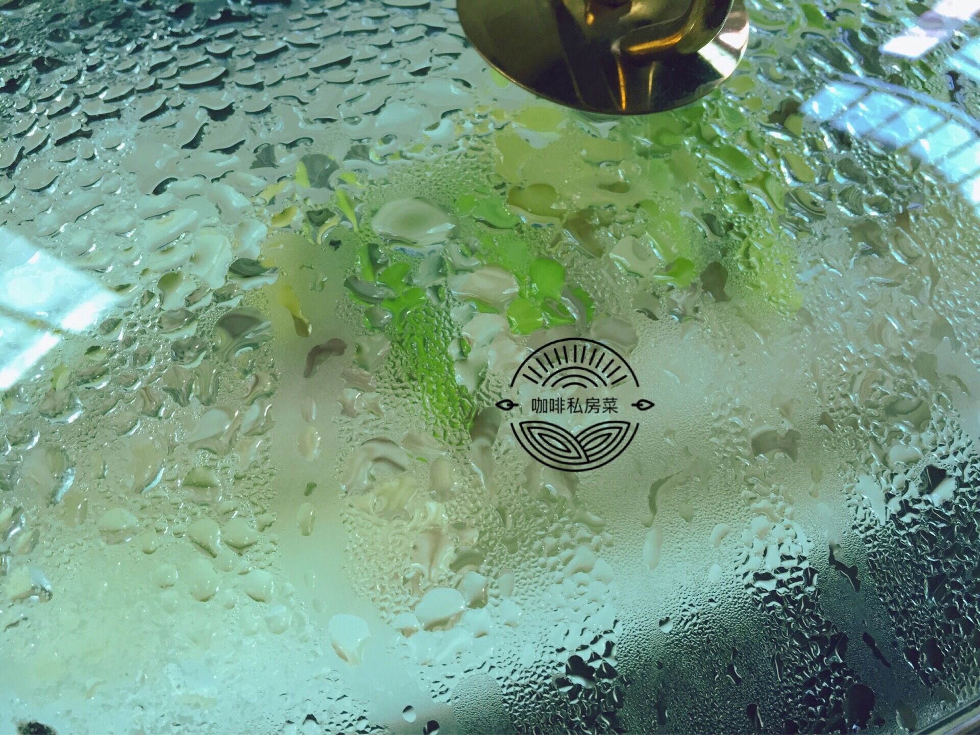 清蒸鱼是先浇热油还是先倒鱼豉油,清蒸鱼先放蒸鱼豉油还是先浇热油