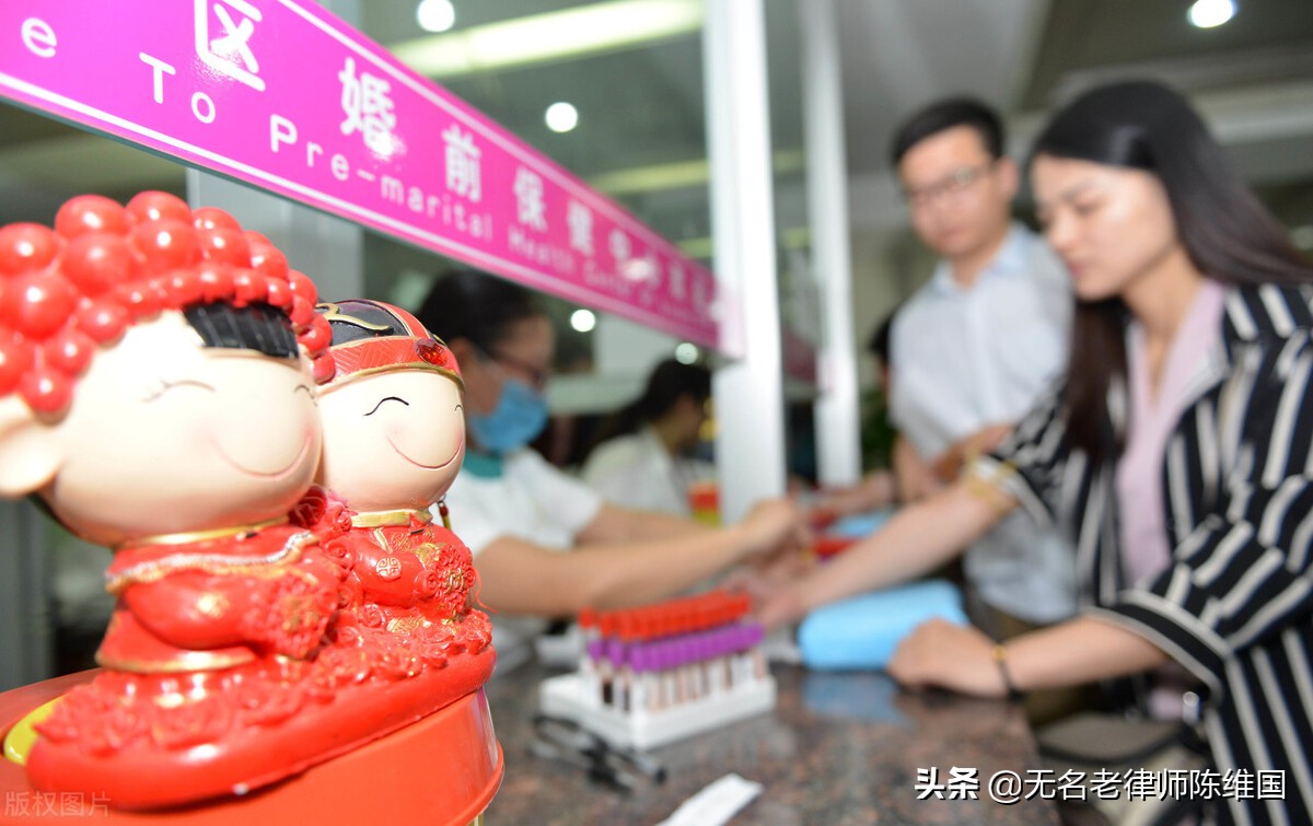 他把婚检报告扔在妻子身前离开了