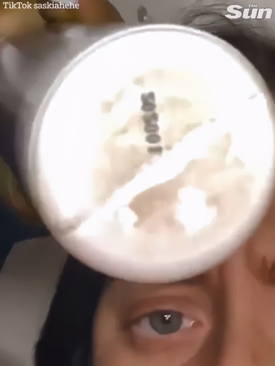 美国妹纸使用过期一年的美黑乳液,全身变绿,自嘲变成怪物史莱克