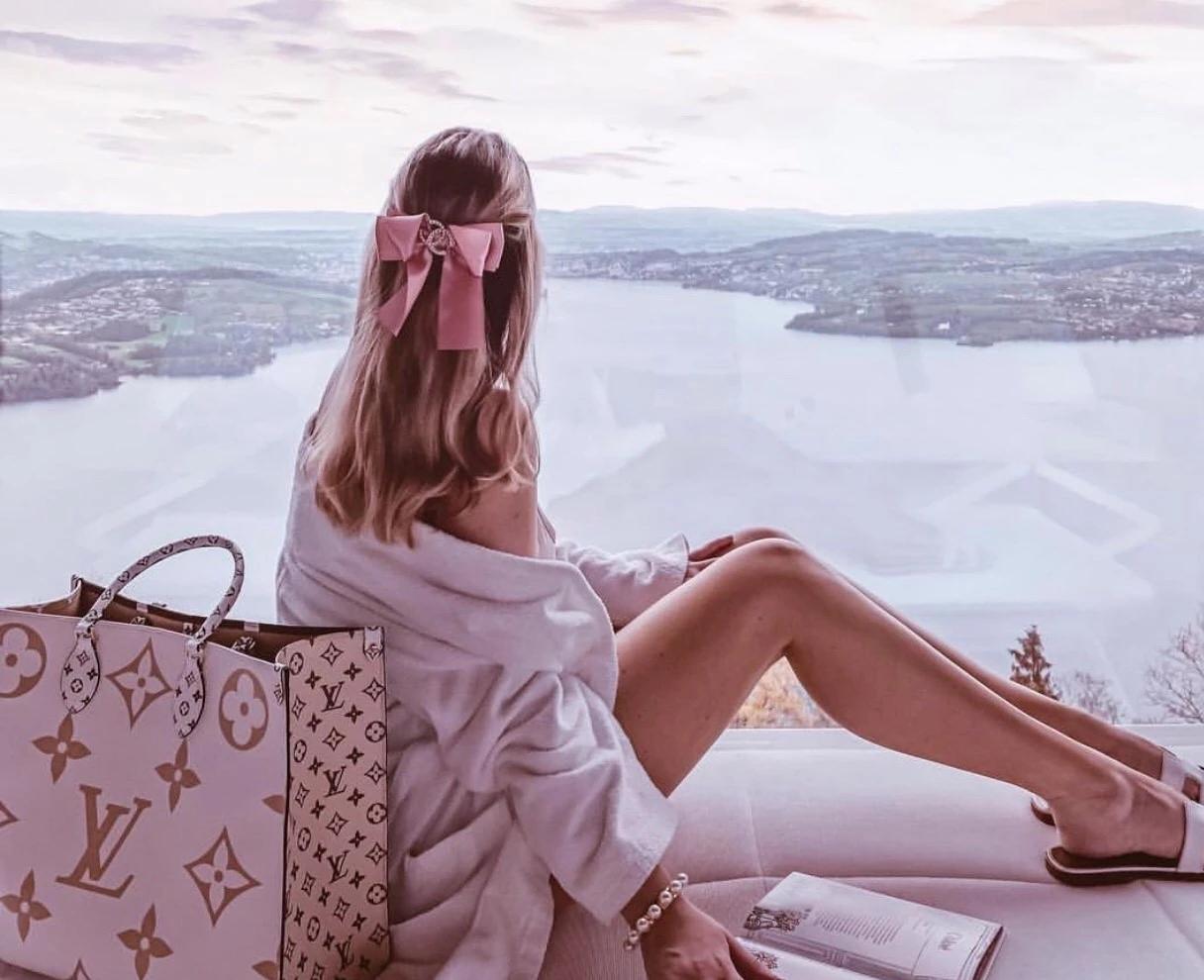 背包女双肩包时尚2022新款中年,中年男人背双肩包还是单肩包有范