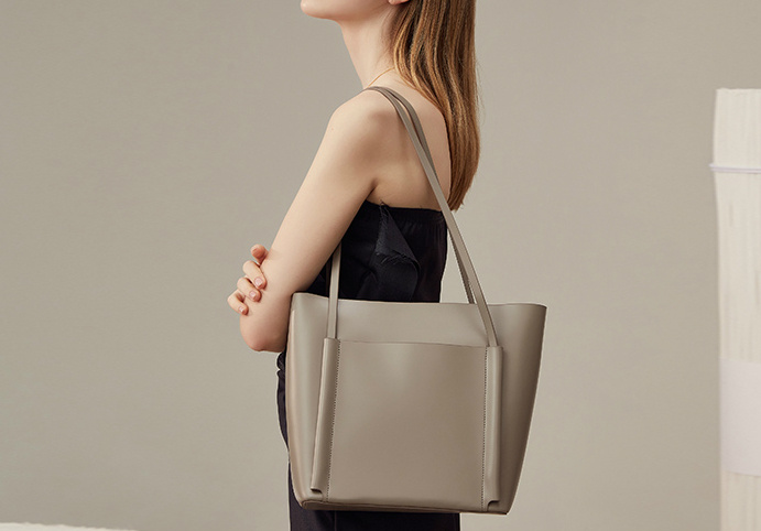 不要再背烂大街的双肩包了,别再背烂大街的轻奢包