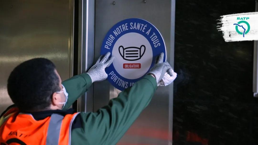 在贴满了一百万张贴纸之后,我快不认识巴黎地铁了…