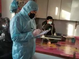 一位外卖小哥逆行,一个外卖小哥逆行