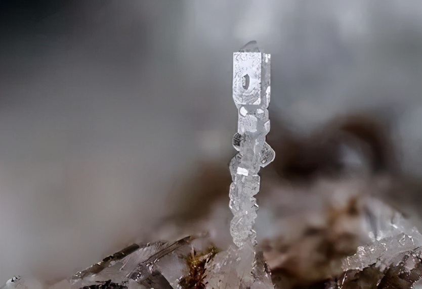 天然锆石与合成锆石区分,锆石和钻石能一眼看出区别吗