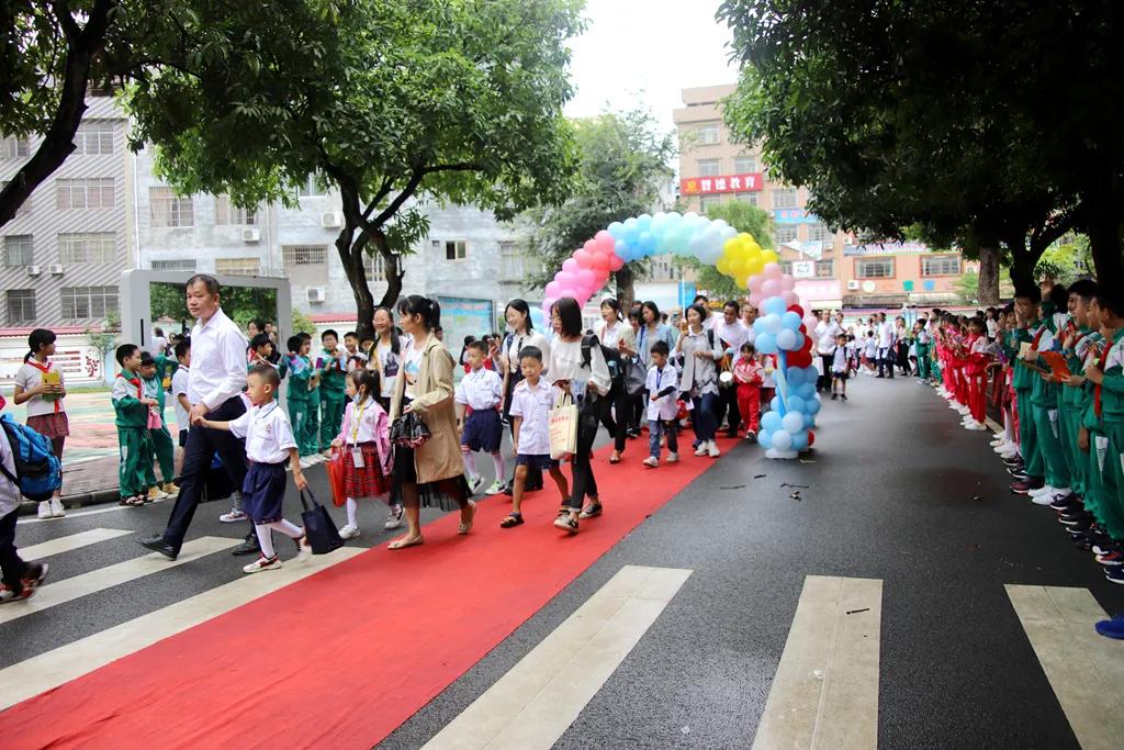平南中心小学开笔典礼现场,镇宁自治县实验小学开笔典礼