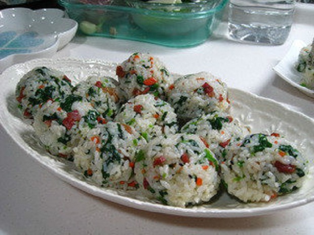 剩饭饭团做法家庭版,家里只有剩饭和鸡蛋怎么做饭团