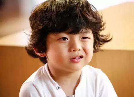 宝宝双眼不一样大,宝宝眼睛大小不一样什么原因