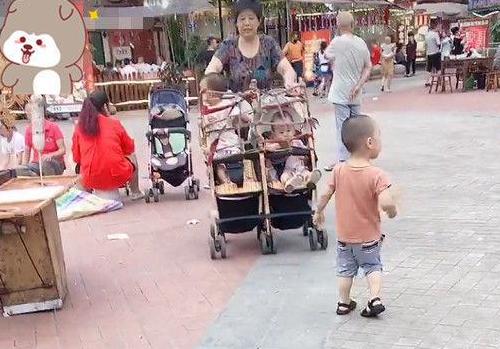 奶奶推巨型婴儿车,奶奶推婴儿车的视频