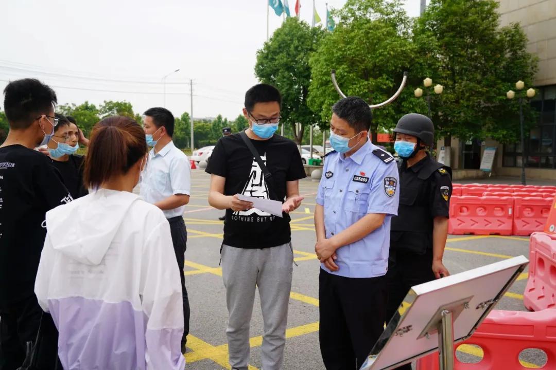 初三开学啦!仙桃公安暖心护航